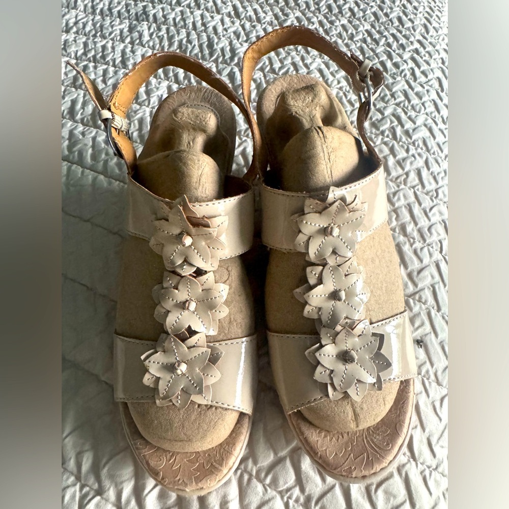B.O.C. Born Concepts Size 10  Nude patent platform wedge sandal. NWOT